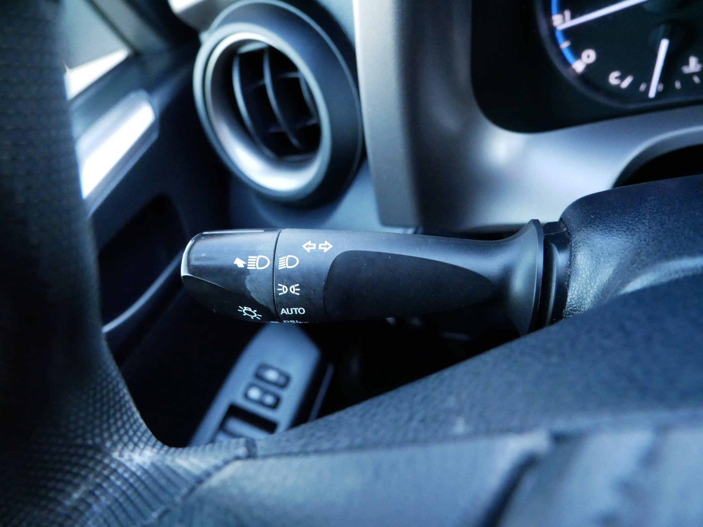 Used 2018 Toyota RAV4 LE w/ All Weather Liner Package image 33