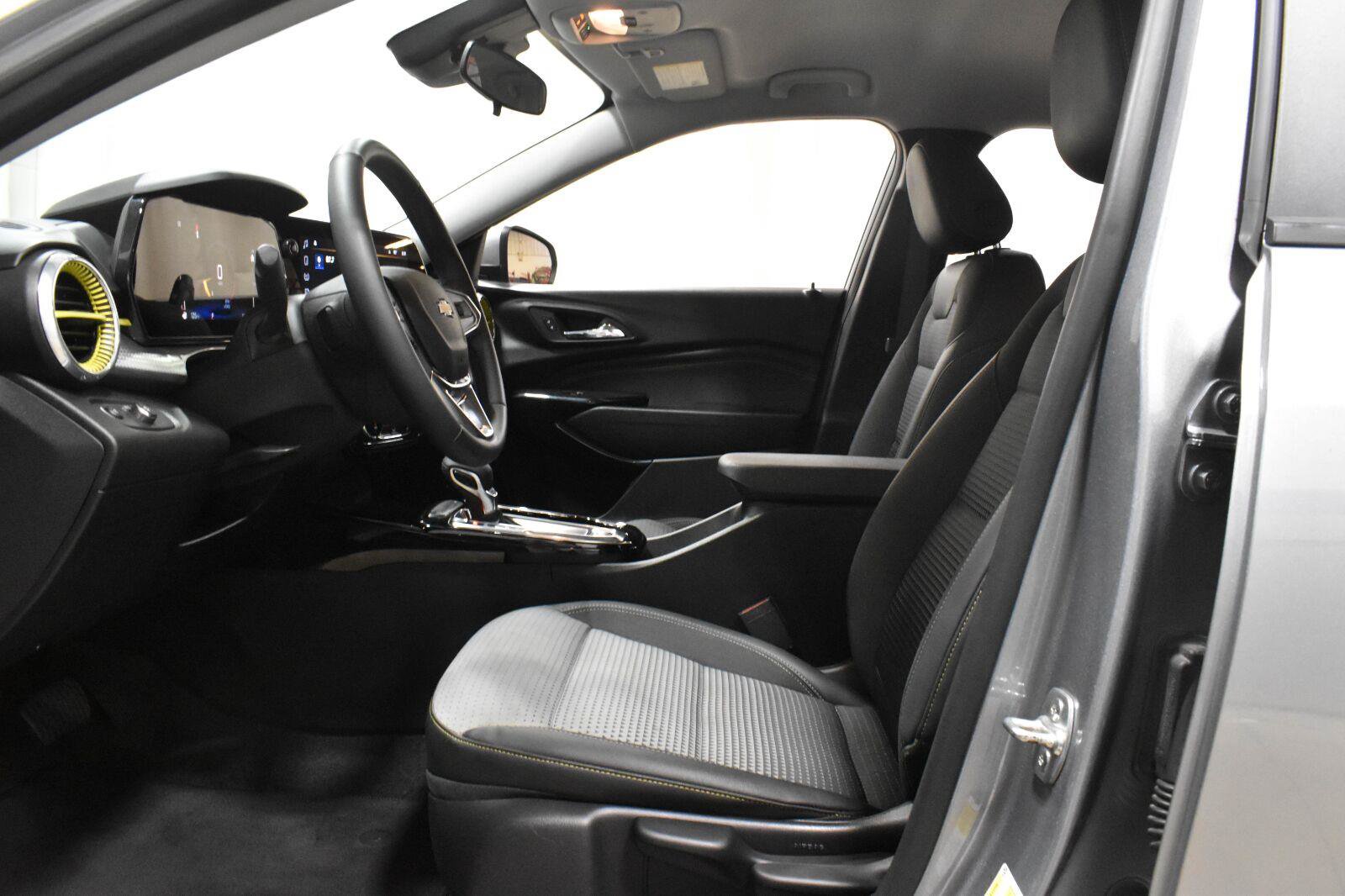 Used 2025 Chevrolet Trax LT w/ LT Convenience Package FWD image 3