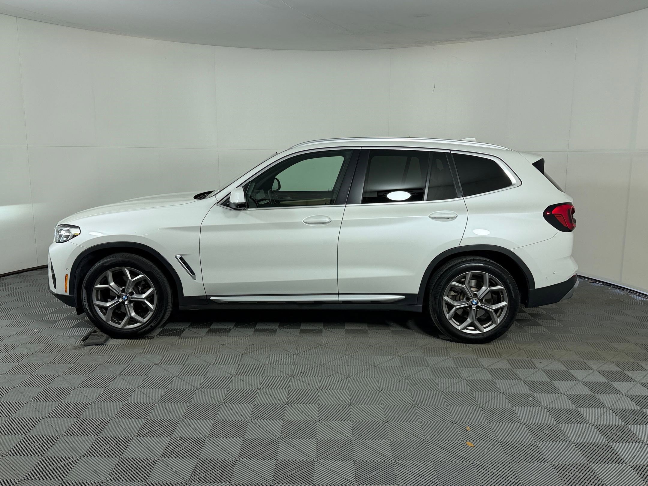 Used 2023 BMW X3 sDrive30i w/ Convenience Package RWD image 2