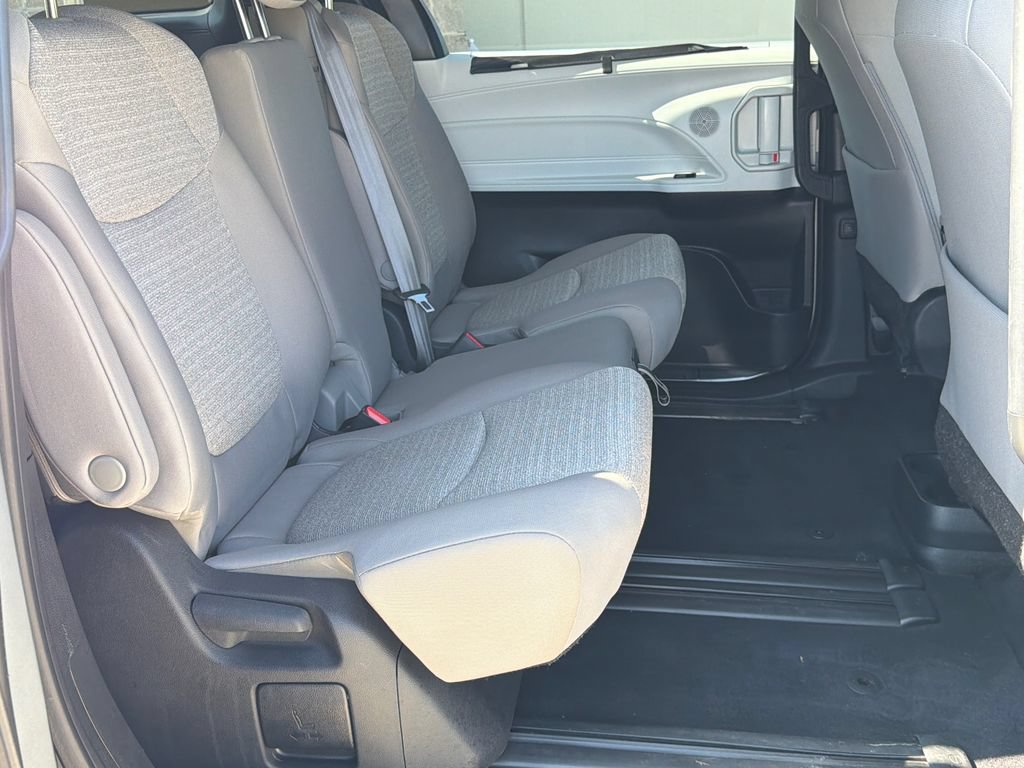 Used 2025 Toyota Sienna LE FWD image 12