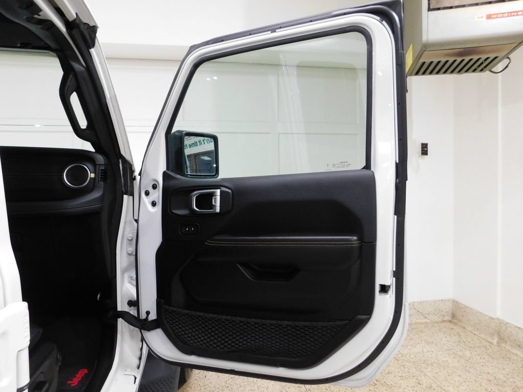 Used 2024 Jeep Wrangler Unlimited Sahara w/ Technology Group AWD/4WD image 78