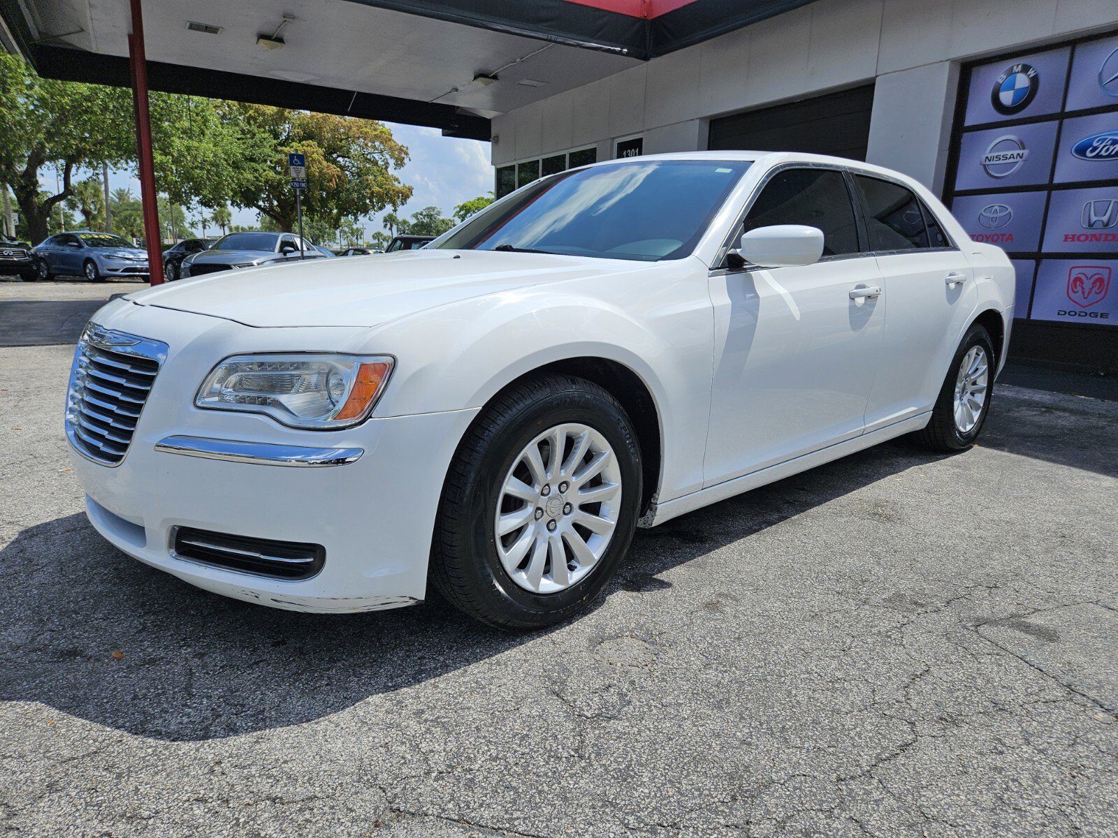 Used 2014 Chrysler 300 image 2