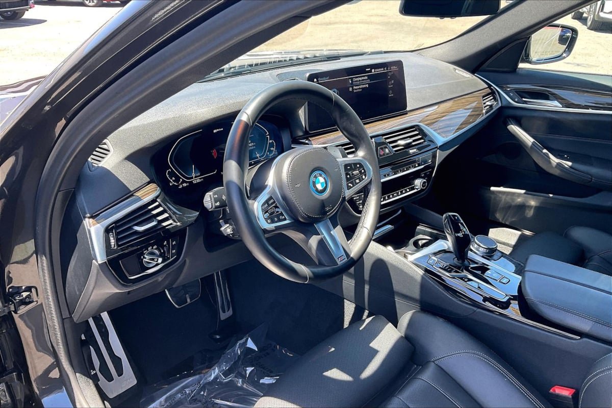 Used 2023 BMW 530e w/ M Sport Package RWD image 11