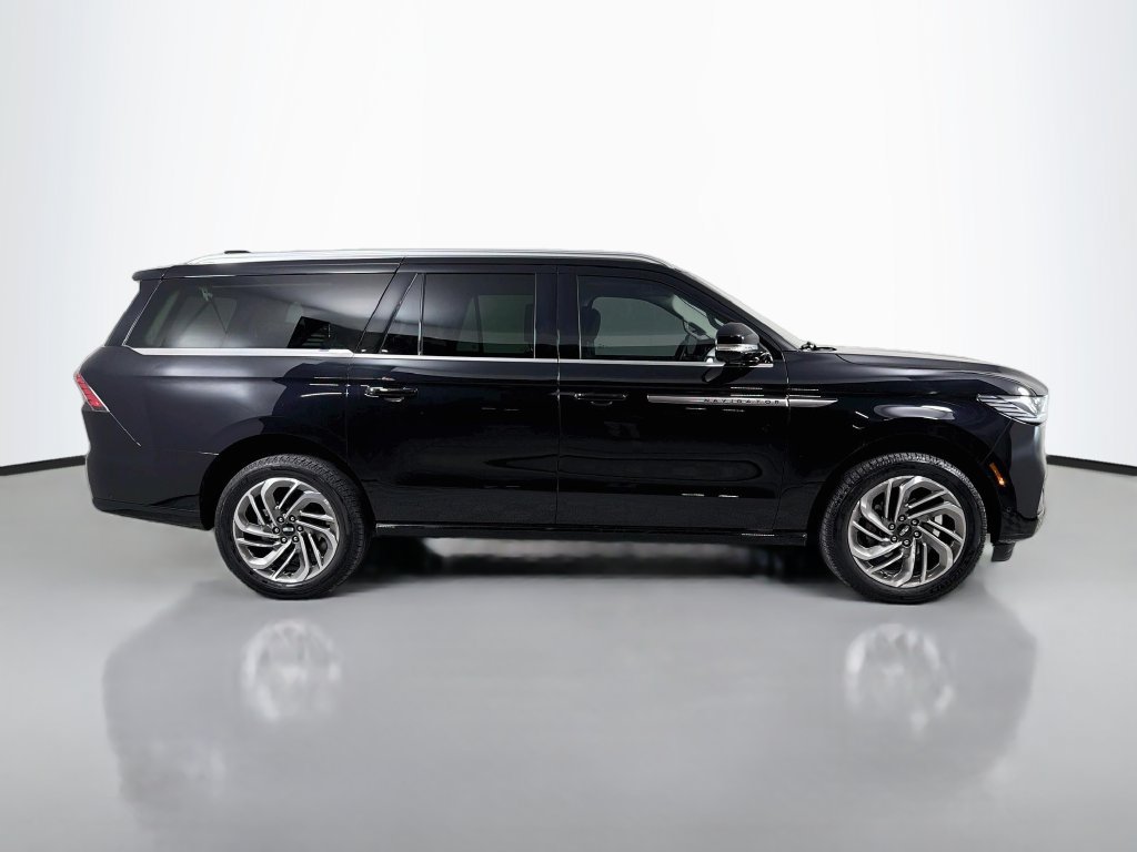 Used 2025 Lincoln Navigator L Reserve AWD/4WD image 4