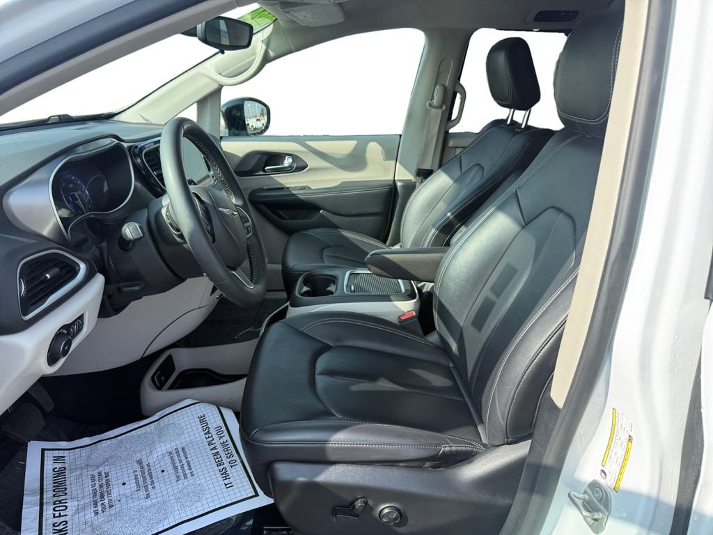 Used 2024 Chrysler Pacifica Touring-L image 10