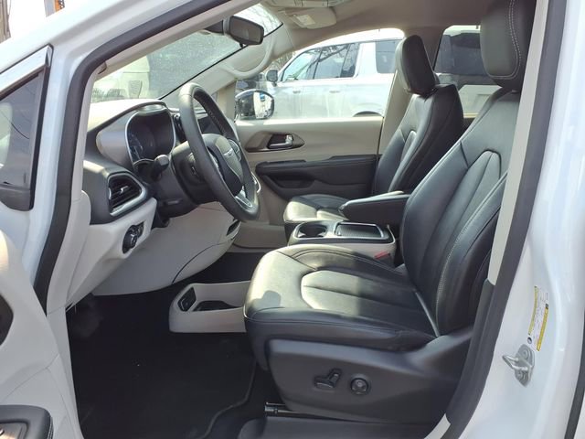 Used 2024 Chrysler Pacifica Touring-L FWD image 16