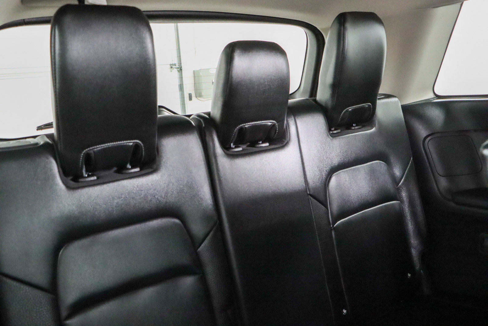 Used 2023 Nissan Pathfinder SL w/ Lighting Package (N92) FWD image 29
