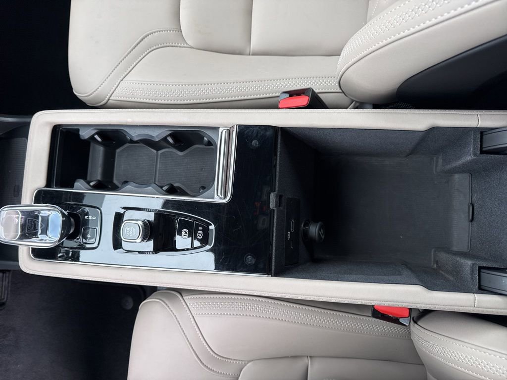 Used 2025 Volvo XC90 B6 Plus image 30