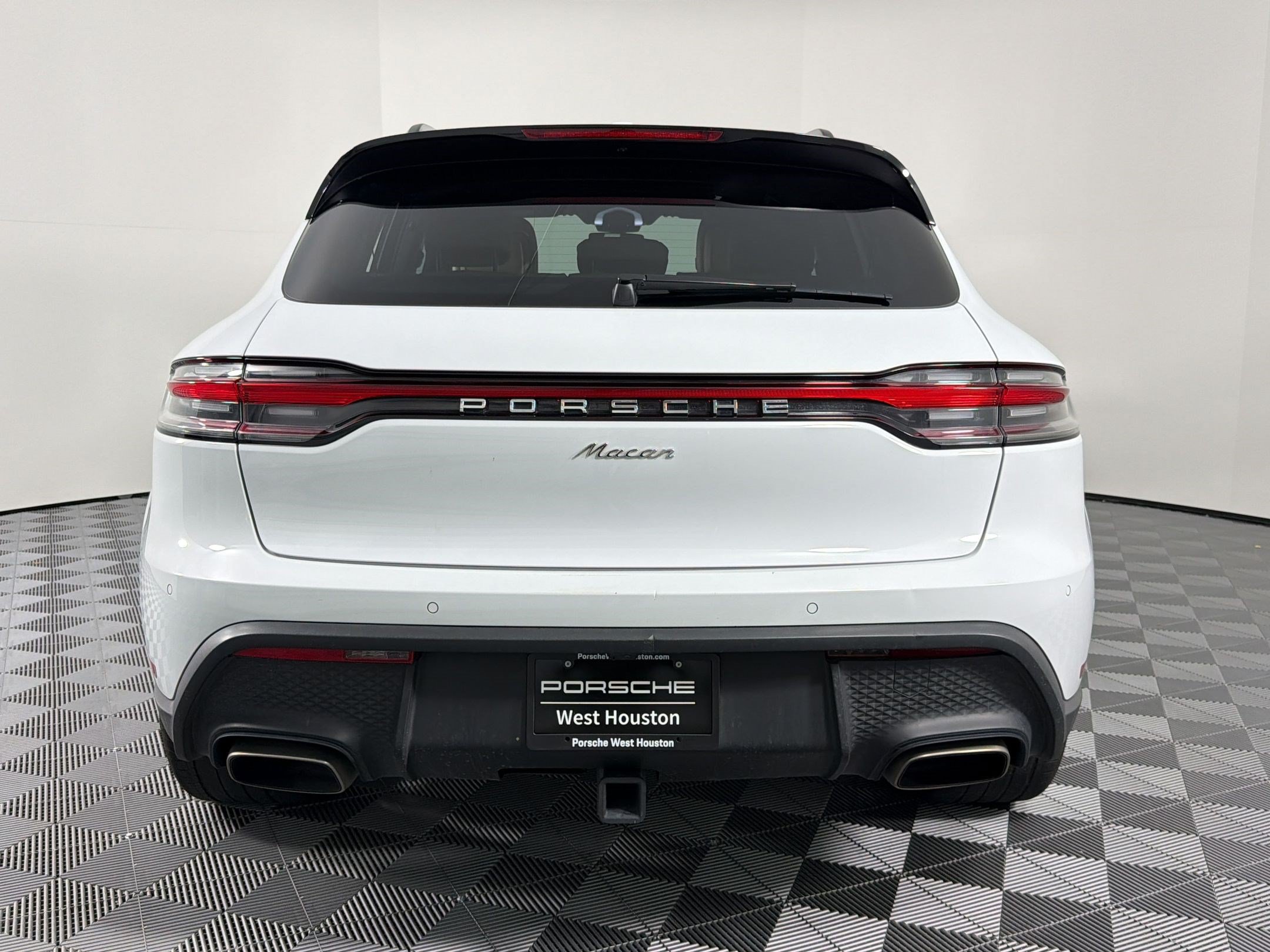 Certified 2023 Porsche Macan AWD/4WD image 8