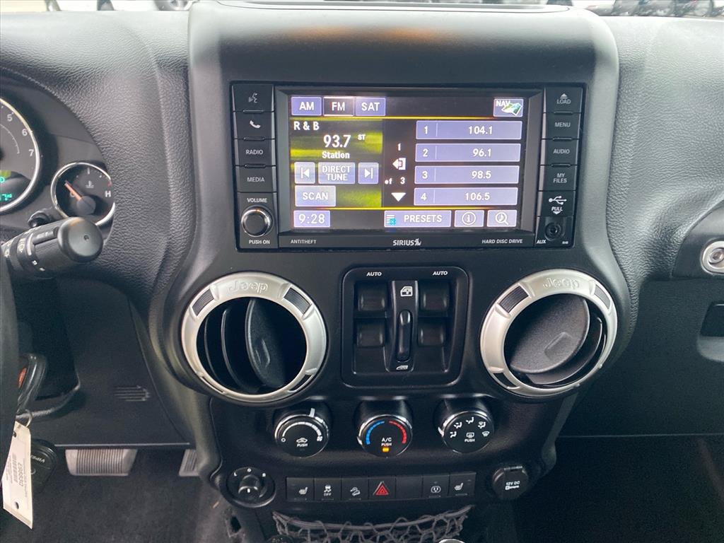 Used 2016 Jeep Wrangler Unlimited Sahara w/ Connectivity Group AWD/4WD image 11