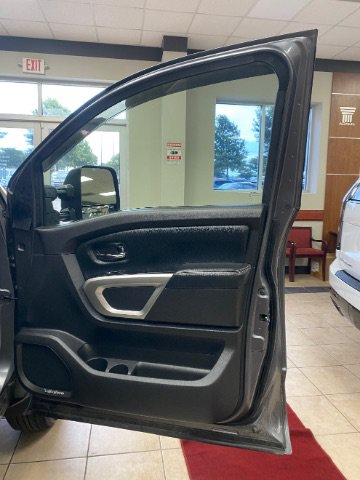 Used 2017 Nissan Titan PRO-4X w/ Pro-4x Convenience Package AWD/4WD image 12