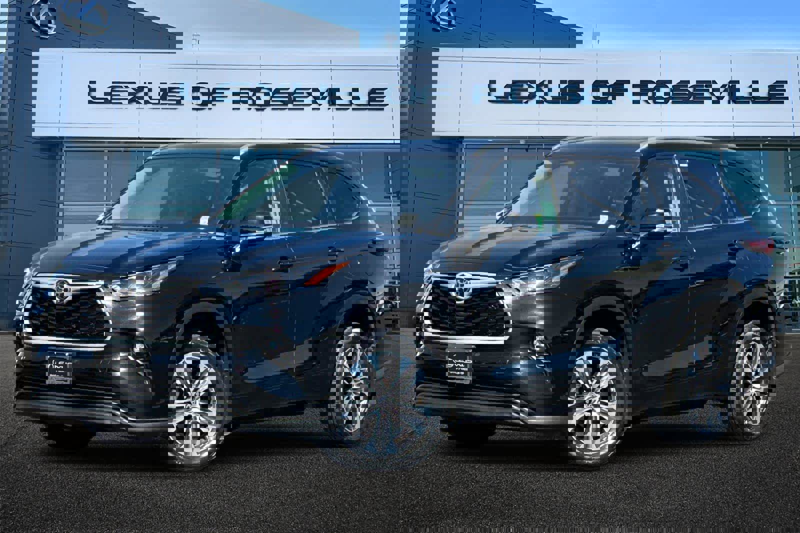 Used 2024 Toyota Highlander XLE image 1