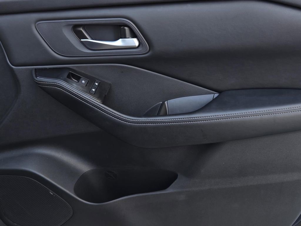 Used 2025 Nissan Rogue SV image 8