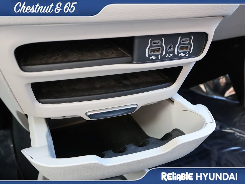 Used 2023 Chrysler Pacifica Touring-L AWD/4WD image 38