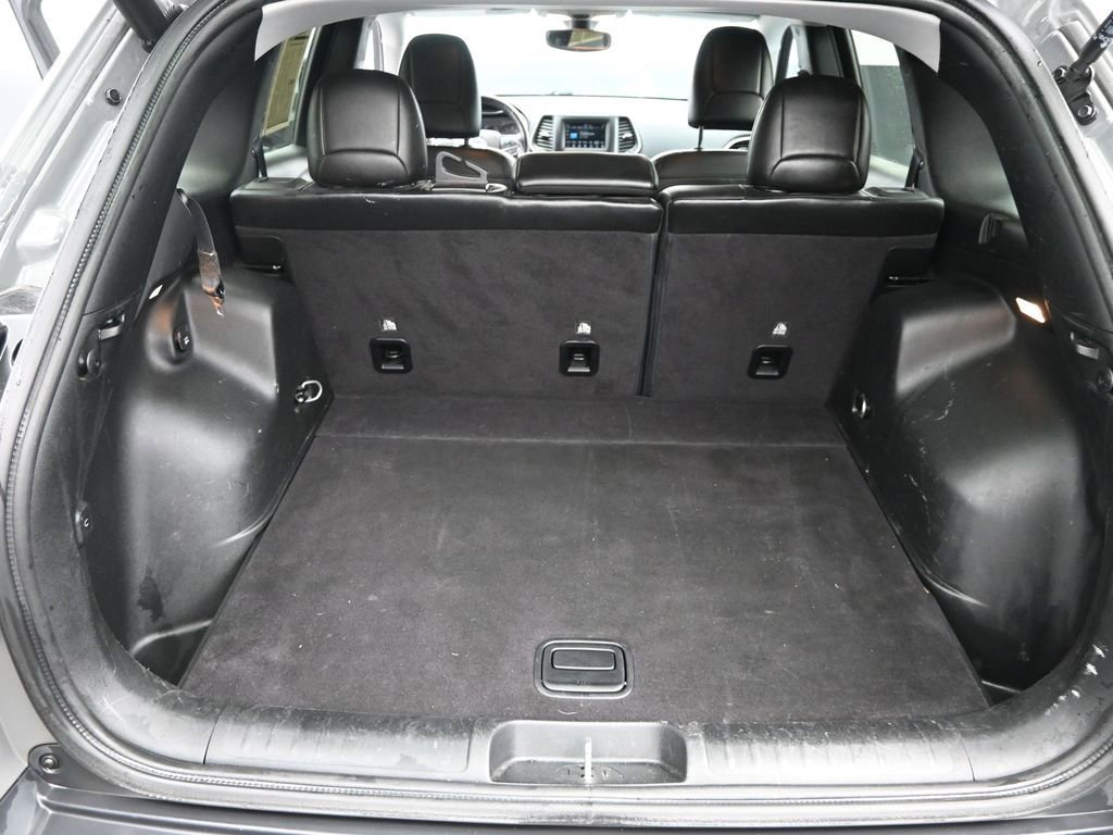 Used 2020 Jeep Cherokee Latitude Plus w/ Comfort/Convenience Group image 11