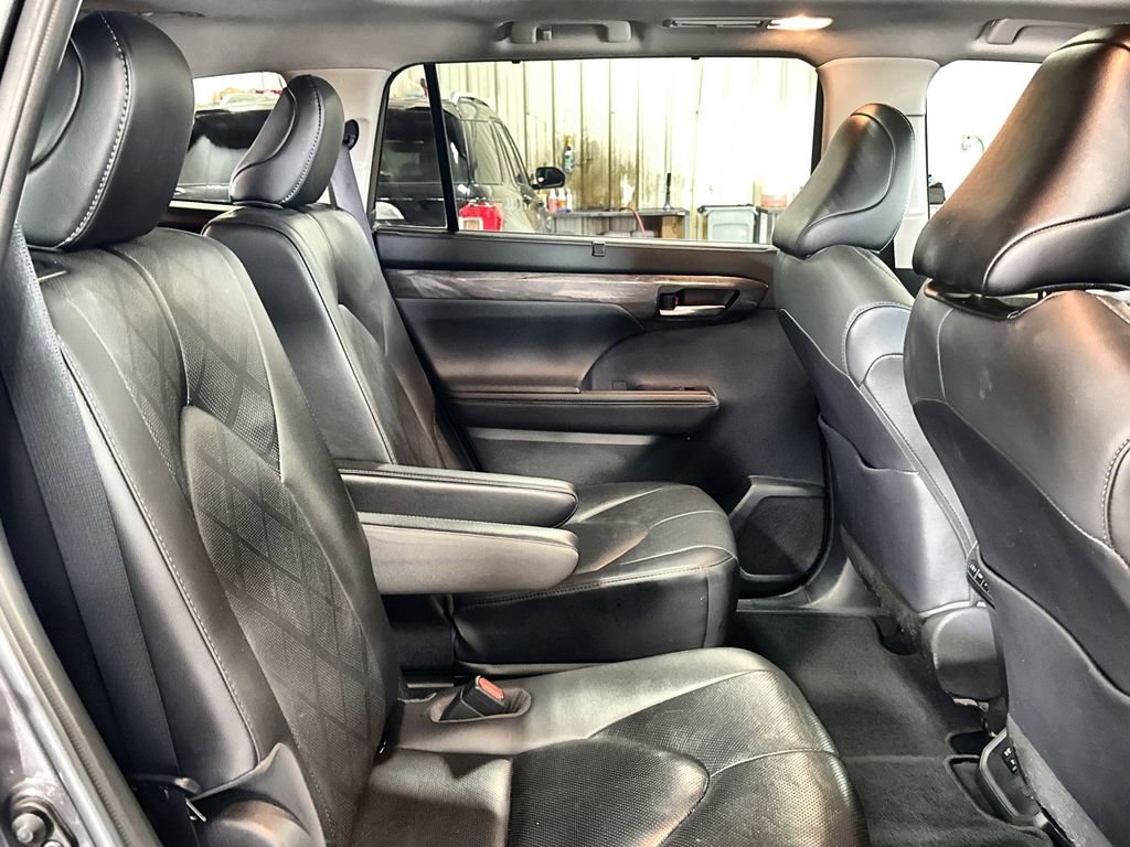 Used 2021 Toyota Highlander Platinum AWD/4WD image 32