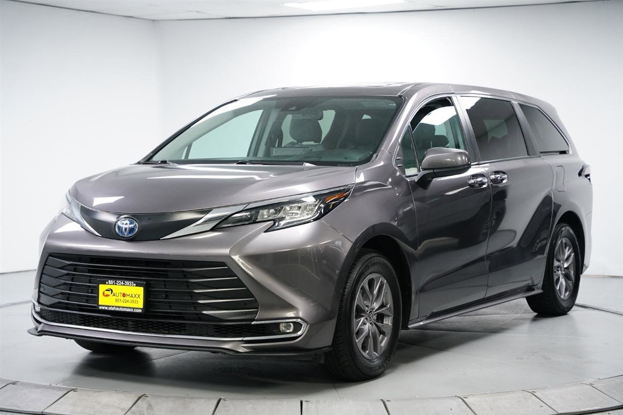 Used 2023 Toyota Sienna XLE image 3