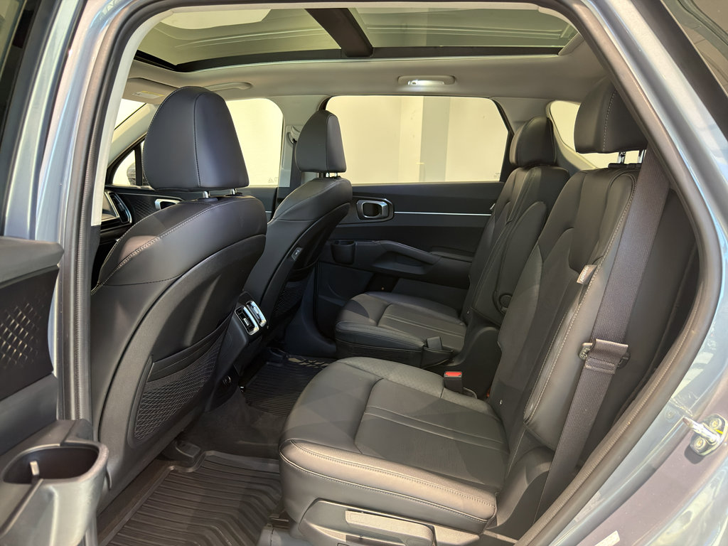Used 2025 Kia Sorento EX w/ Panoramic Sunroof Package image 18
