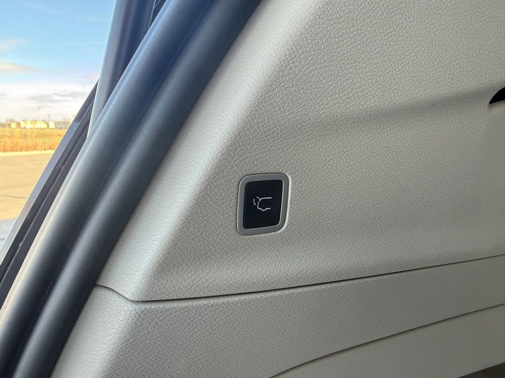 Used 2024 Chrysler Pacifica Touring-L image 35