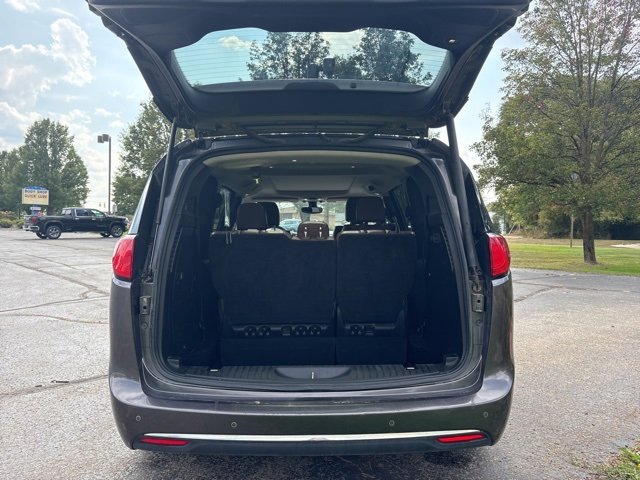 Used 2017 Chrysler Pacifica Limited w/ UConnect Theater Package image 5