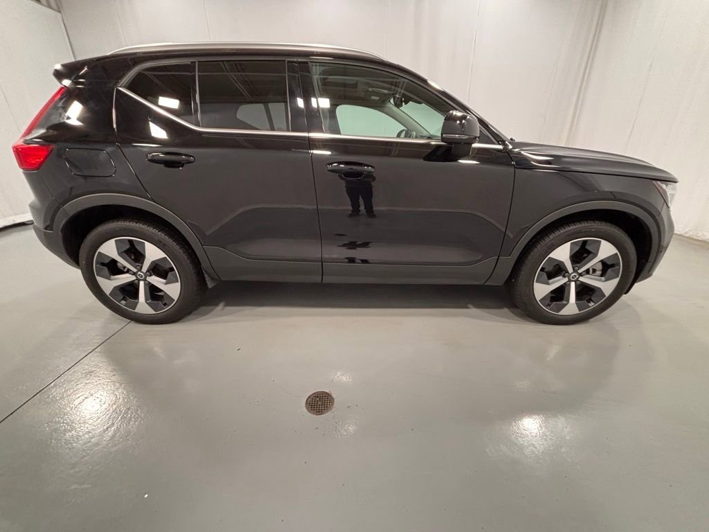 Certified 2025 Volvo XC40 B5 Plus image 5