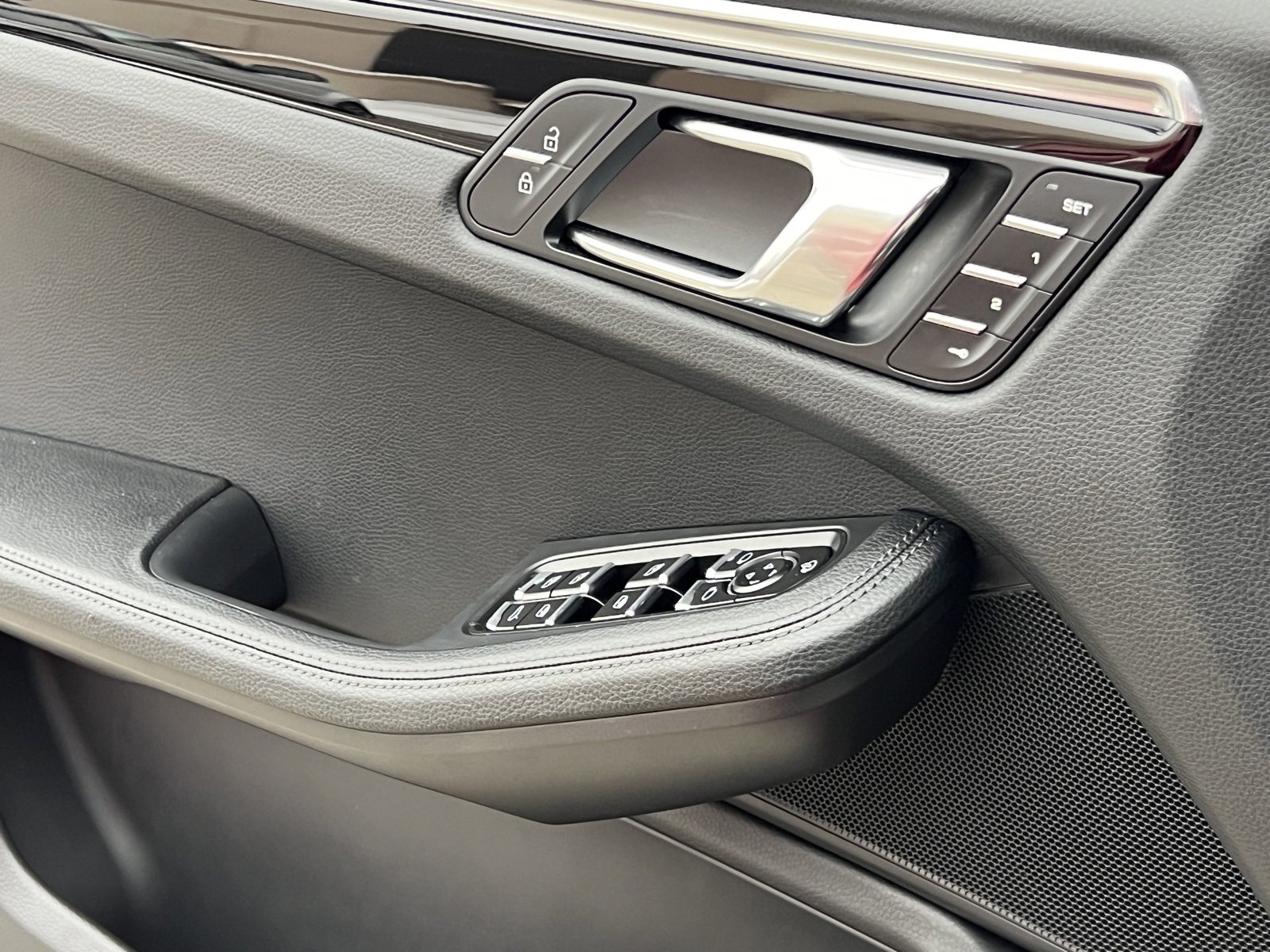 Certified 2025 Porsche Macan image 31