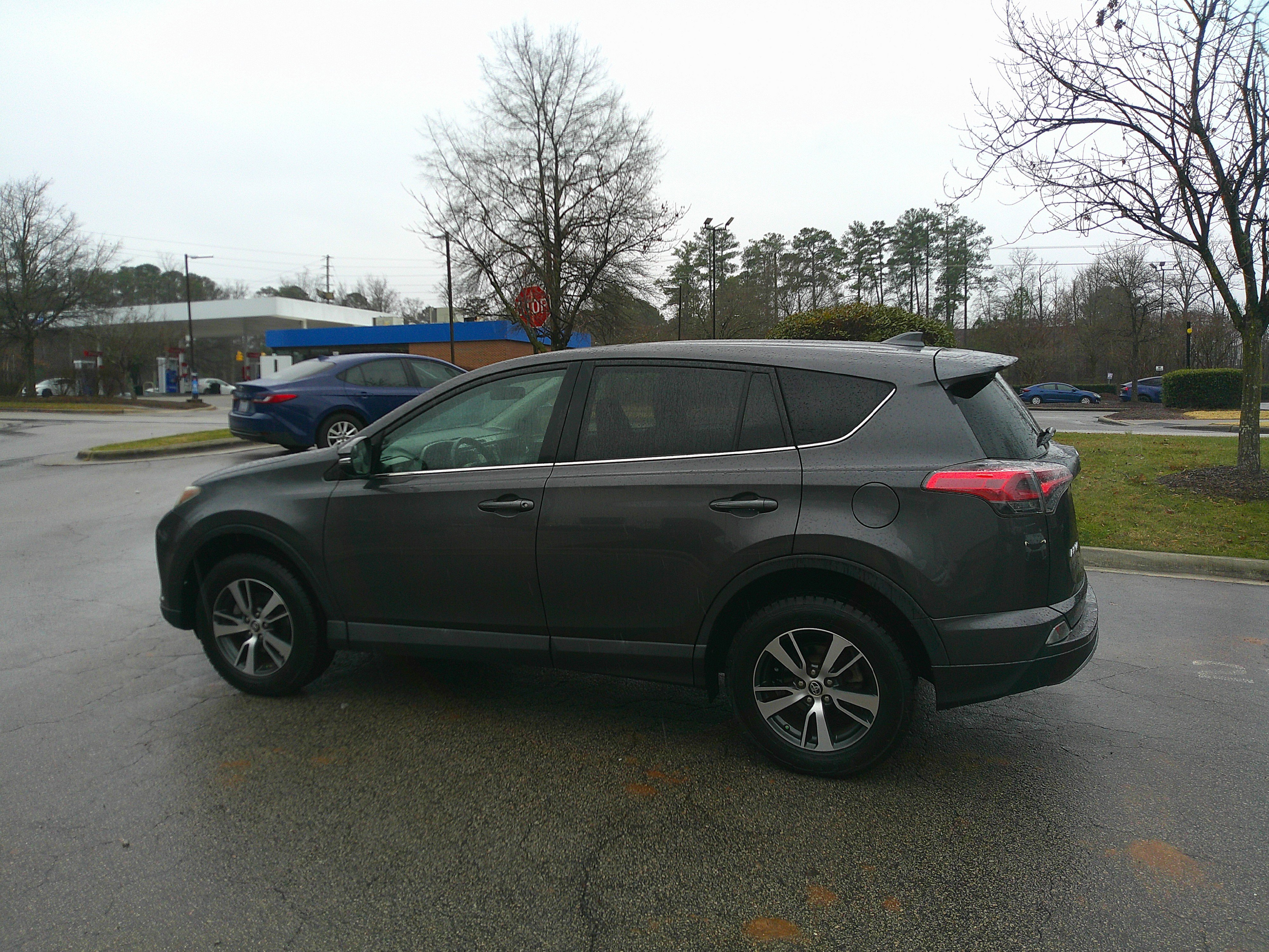 Used 2018 Toyota RAV4 XLE image 9