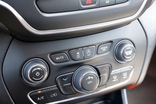 Used 2022 Jeep Cherokee Latitude w/ Sun & Sound Group AWD/4WD image 26