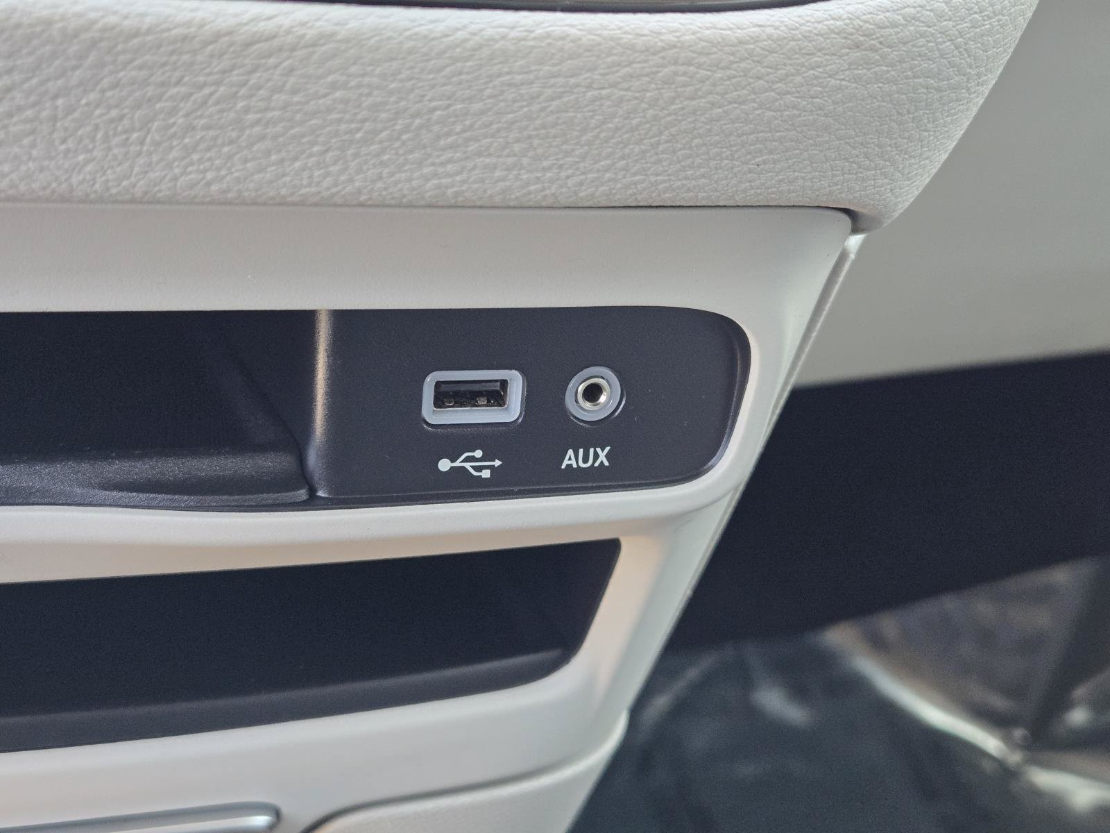Used 2018 Chrysler Pacifica Limited w/ Tire & Wheel Group FWD image 16