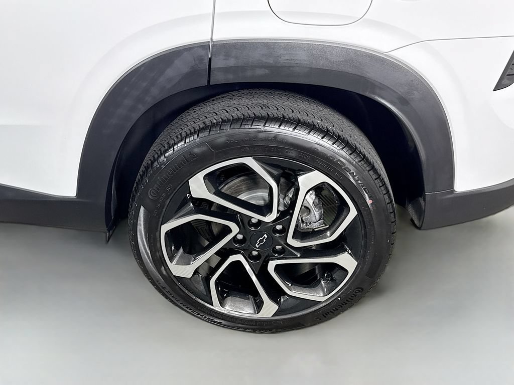 Used 2024 Chevrolet Trax RS w/ Sunroof Package FWD image 32