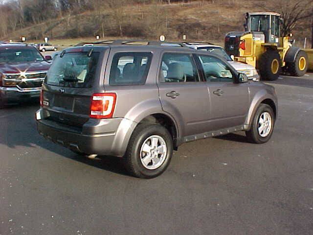 Used 2011 Ford Escape XLS w/ 102A Rapid Spec Order Code FWD image 19
