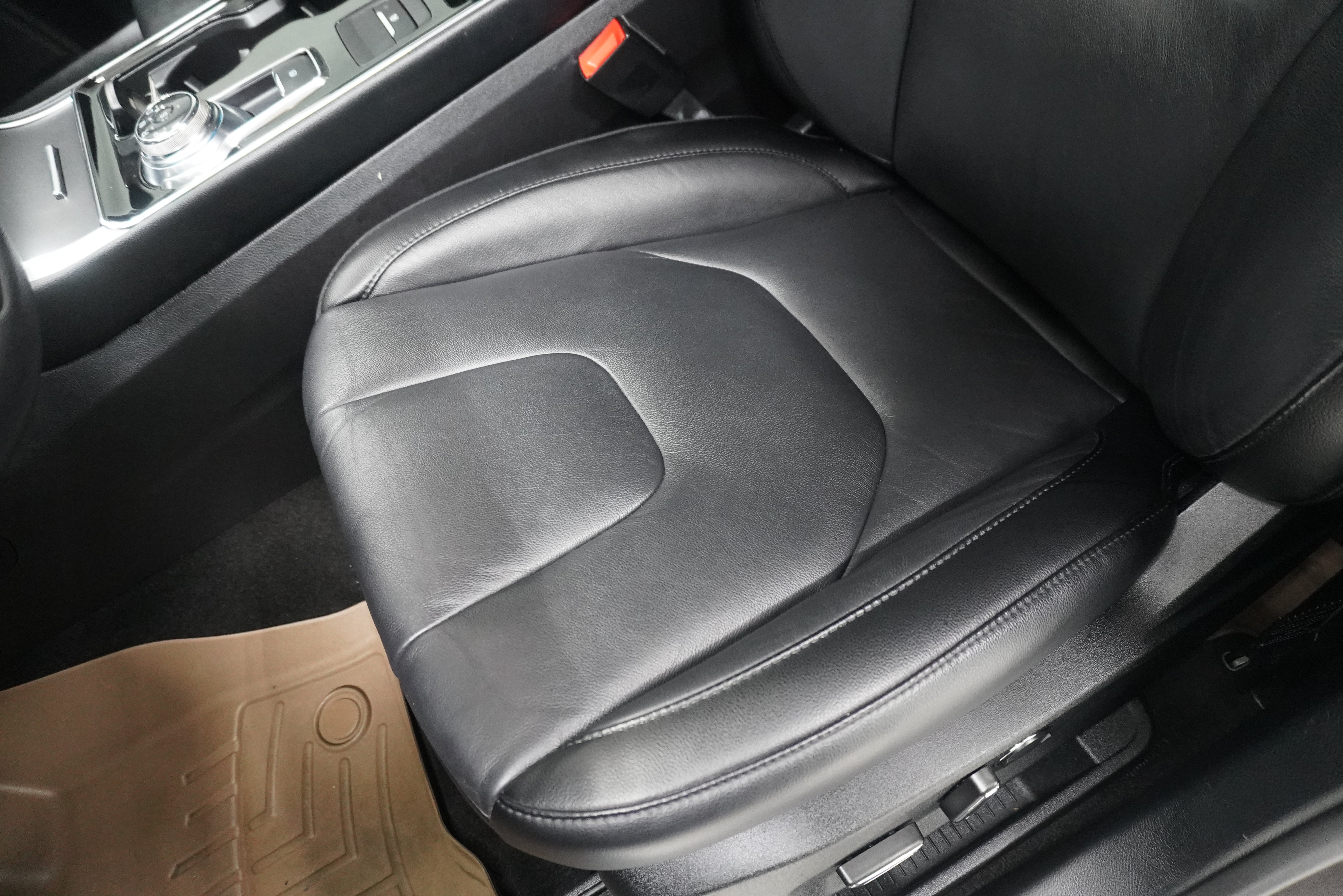 Used 2019 Ford Edge Titanium FWD image 12