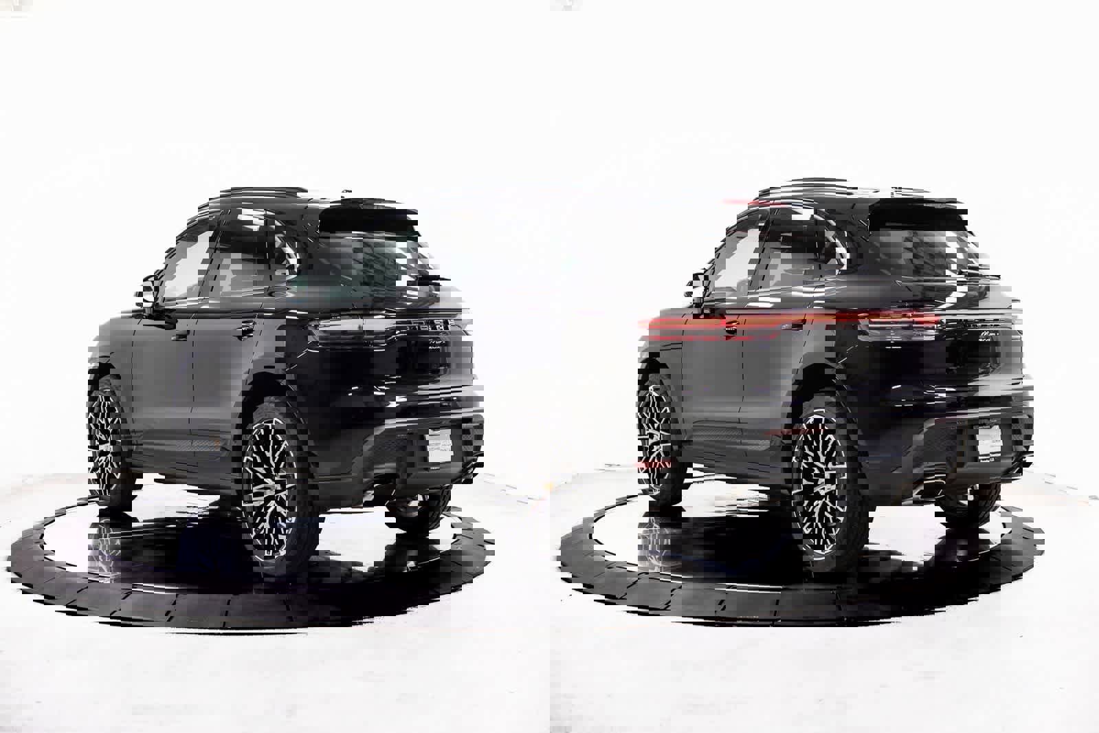 Certified 2025 Porsche Macan image 3