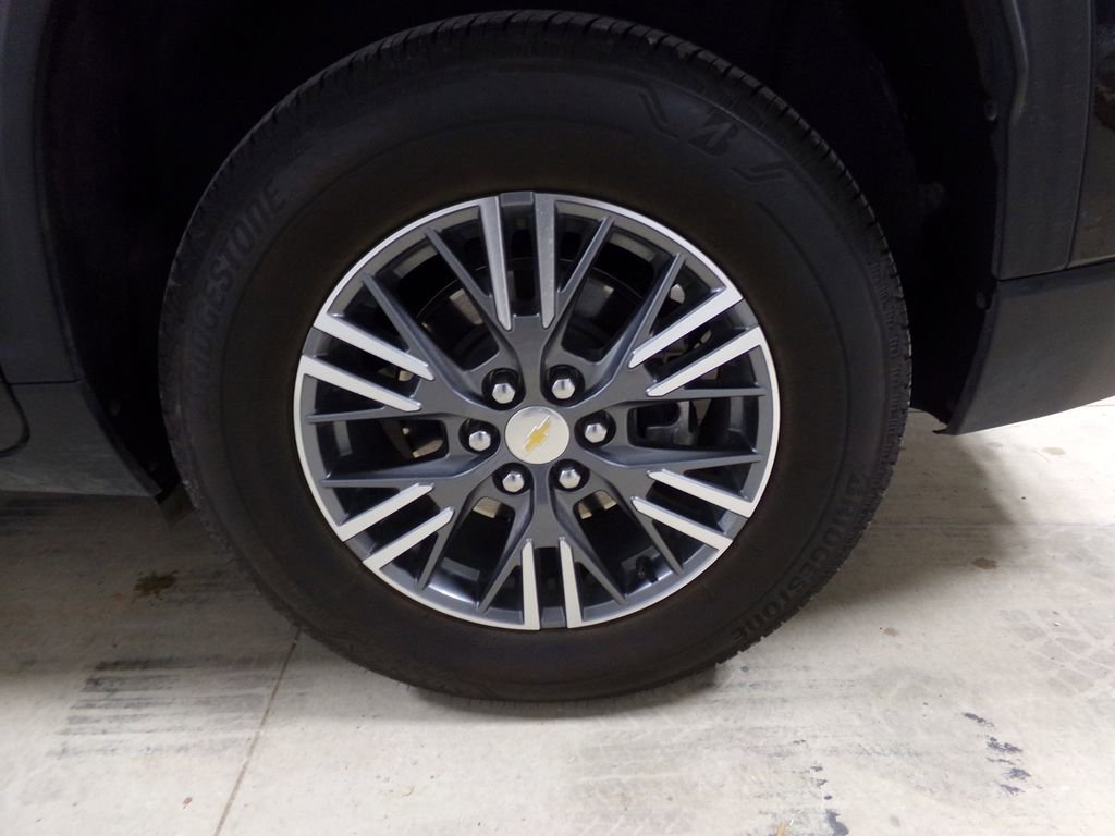 Used 2025 Chevrolet Traverse LT image 32