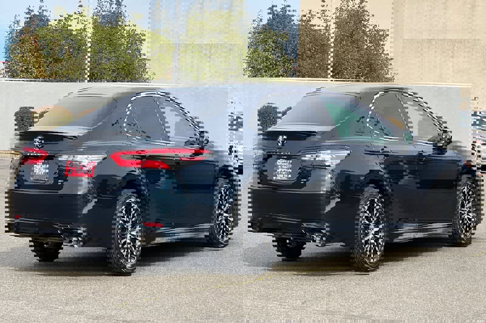 Used 2018 Toyota Camry SE image 2