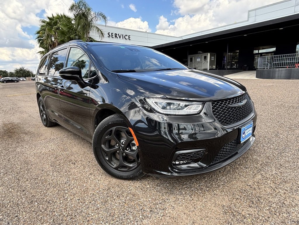 Used 2021 Chrysler Pacifica Limited w/ Uconnect Theater Family Group