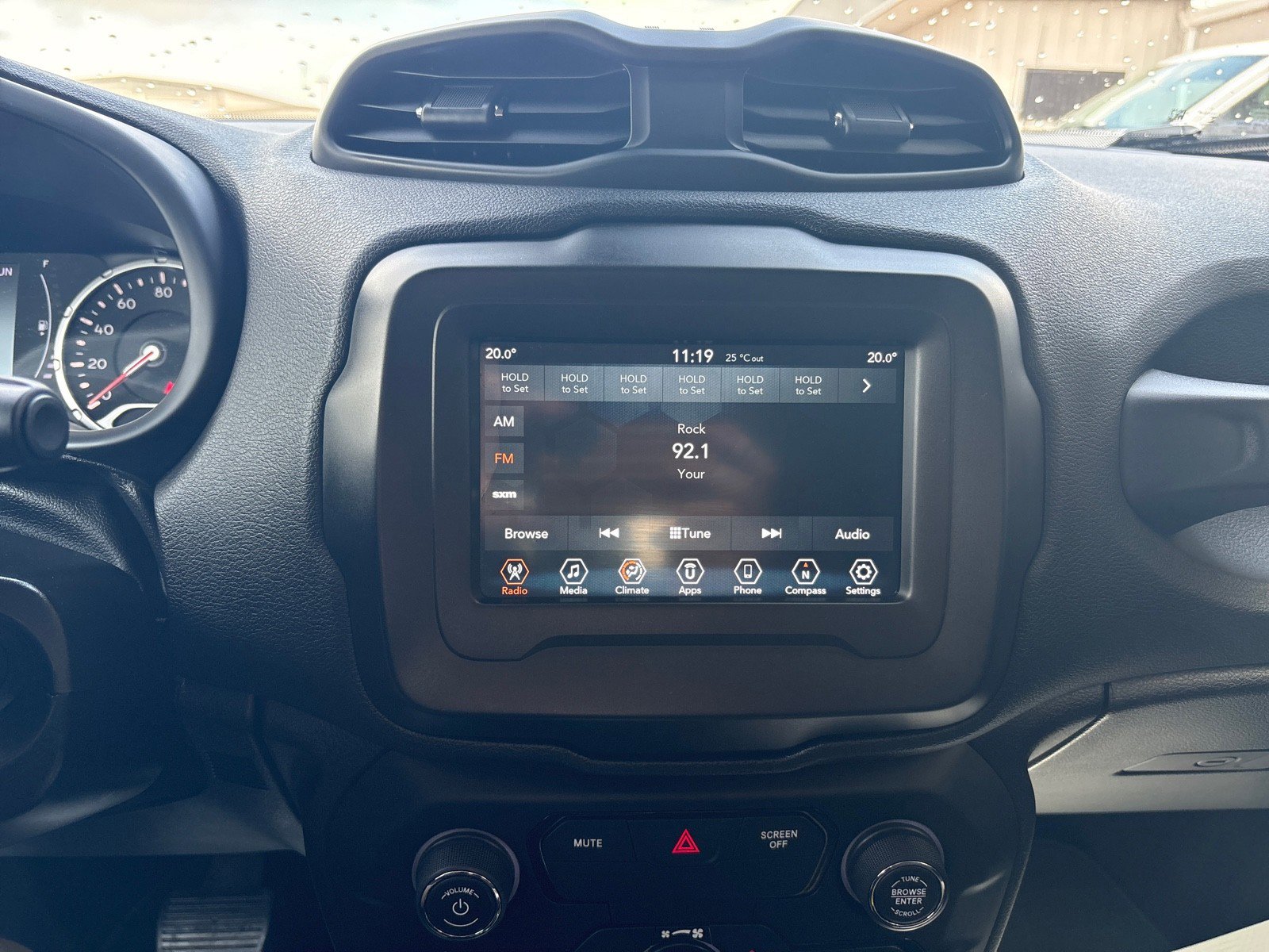 Used 2019 Jeep Renegade Latitude AWD/4WD image 16