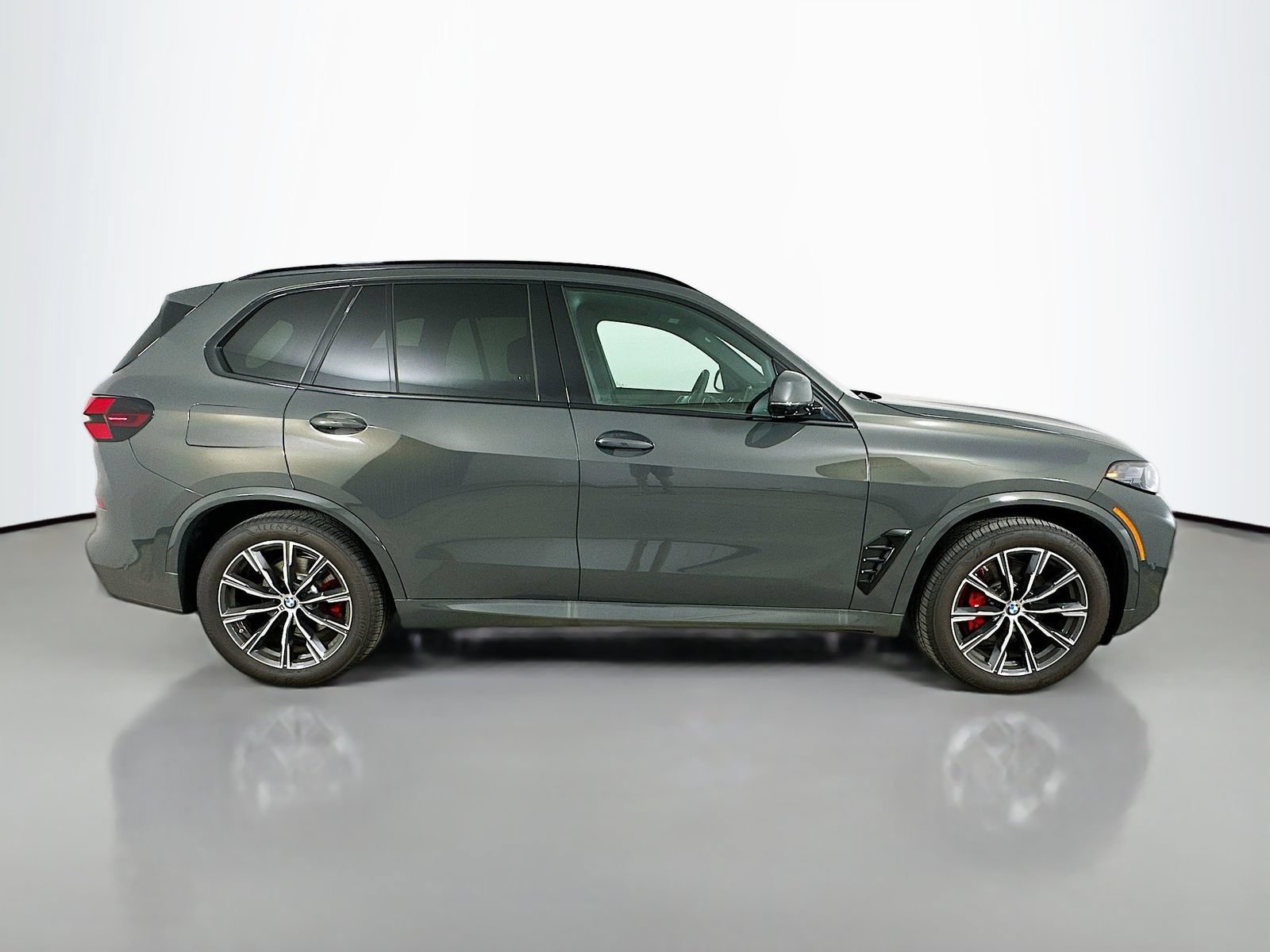 New 2026 BMW X5 xDrive40i w/ M Sport Package AWD/4WD image 4