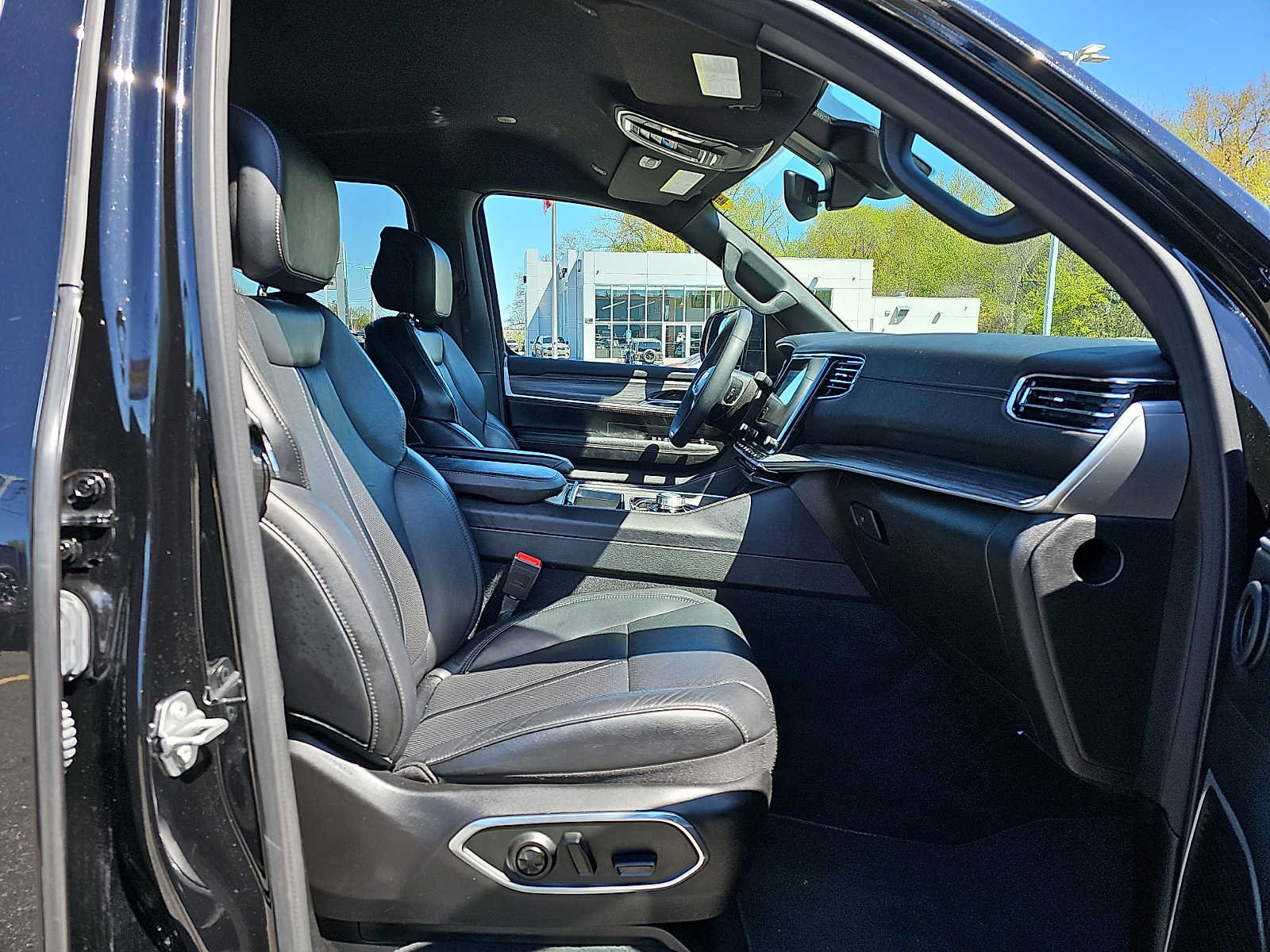 Certified 2024 Jeep Wagoneer L Series III w/ Flexible Seating Group AWD/4WD image 18