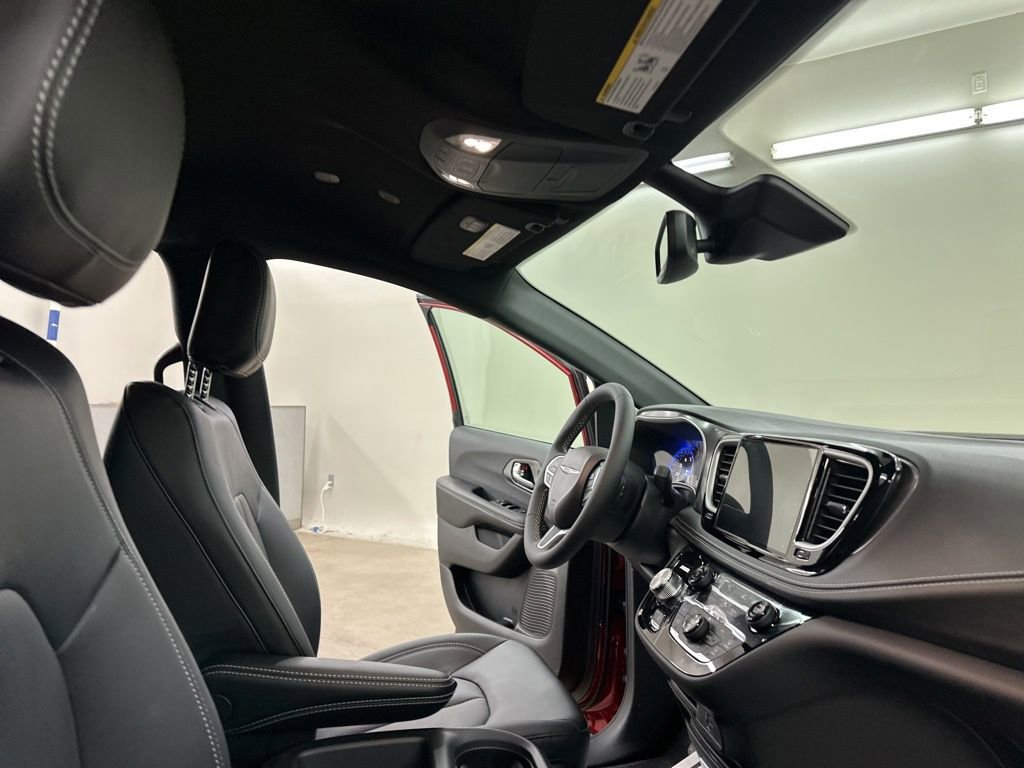 New 2026 Chrysler Pacifica Select image 18