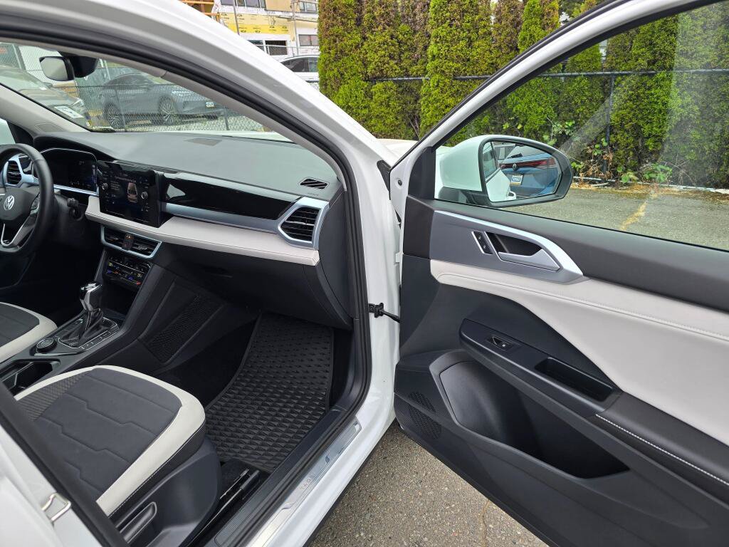Certified 2025 Volkswagen Taos SE AWD/4WD image 10