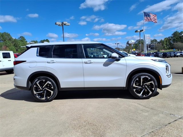 Used 2024 Mitsubishi Outlander SE image 2