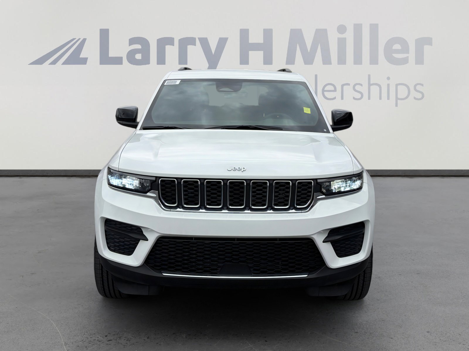 Used 2025 Jeep Grand Cherokee Laredo w/ Trailer Tow Package image 8