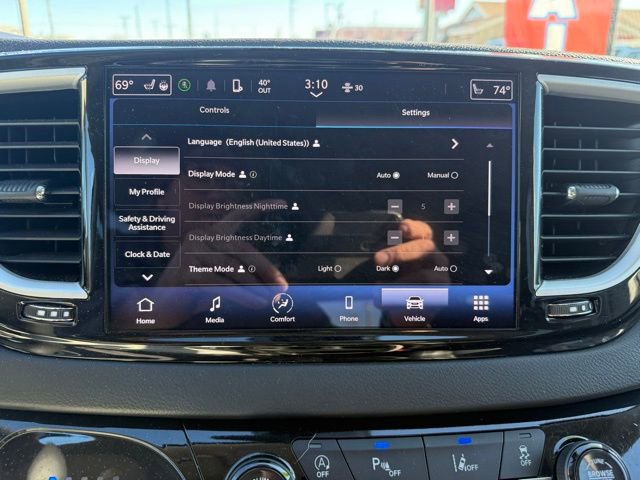 Certified 2024 Chrysler Pacifica Touring-L image 24