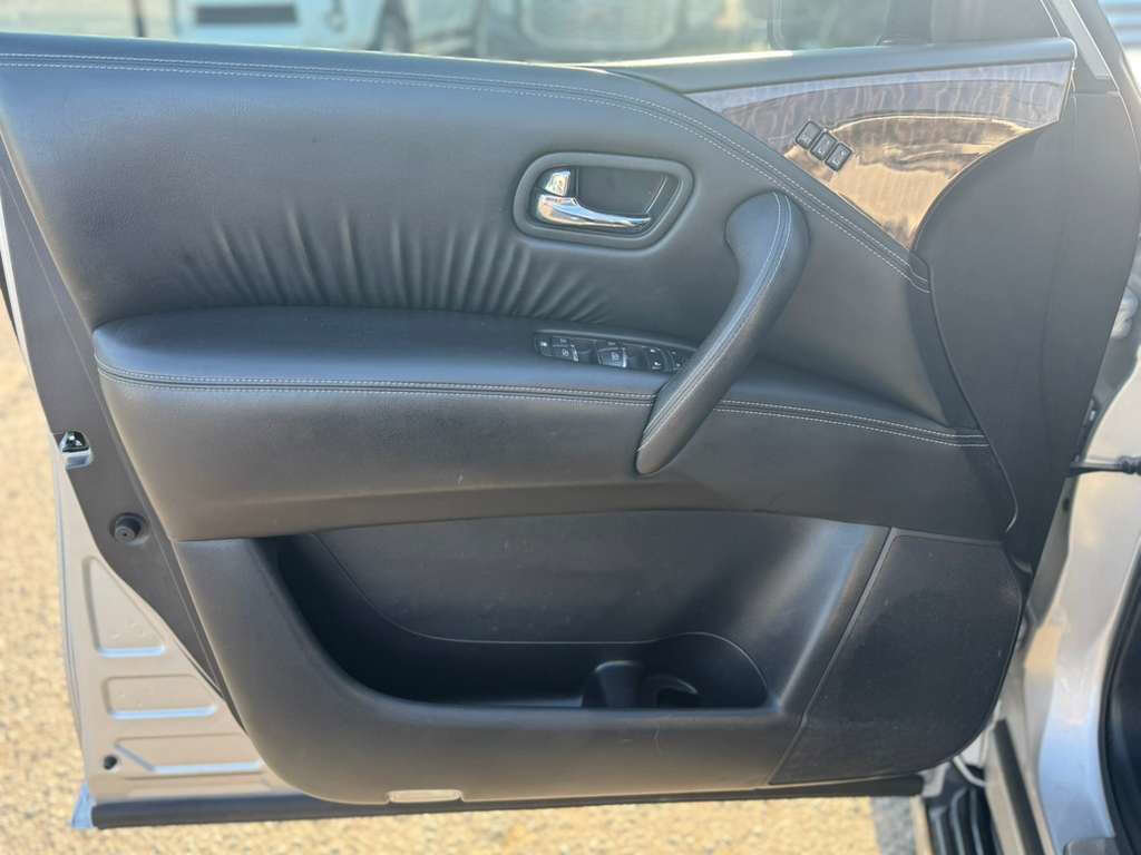 Used 2017 Nissan Armada Platinum w/ Interior Lighting Package image 9