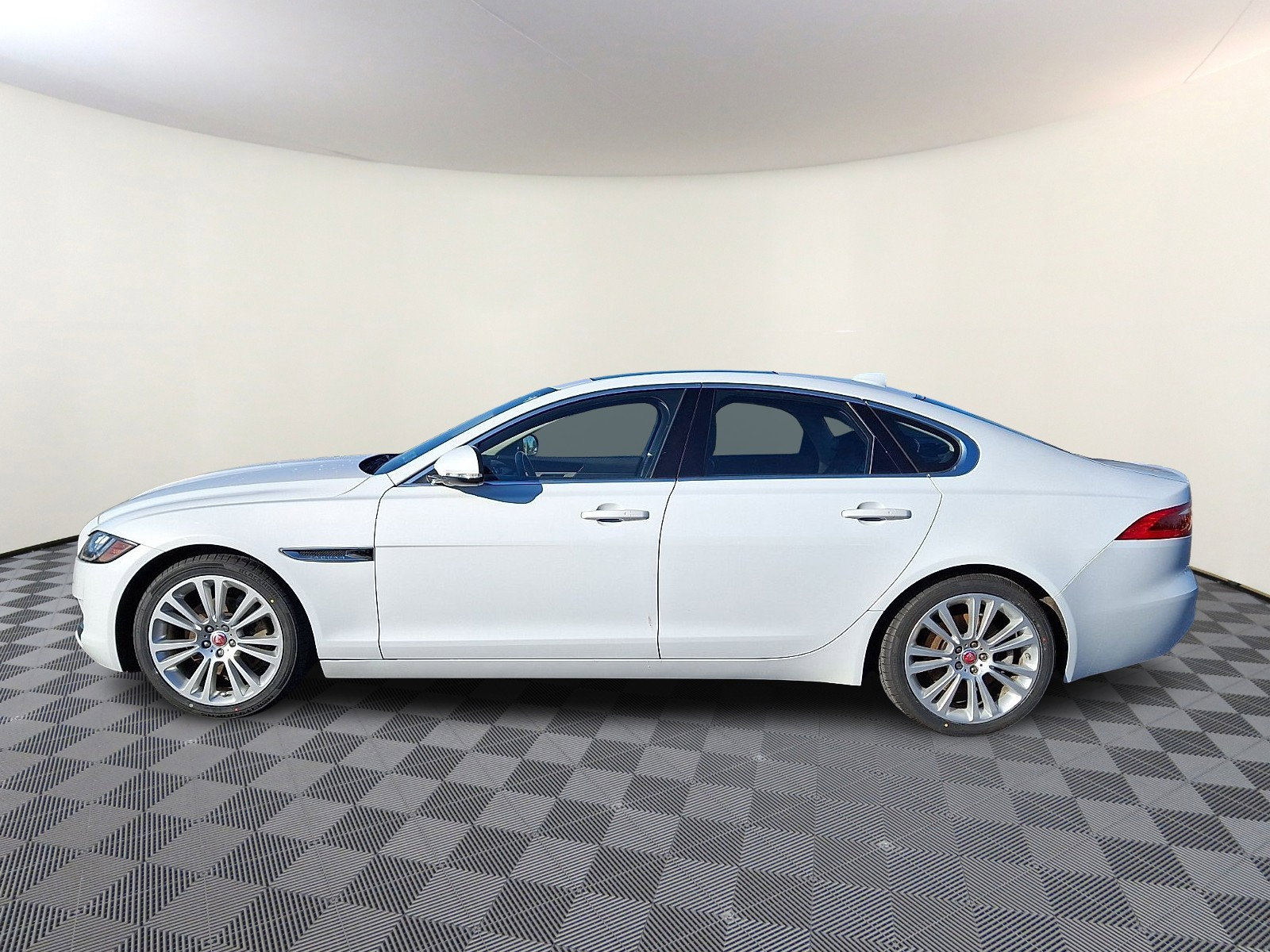 Used 2020 Jaguar XF Premium image 2