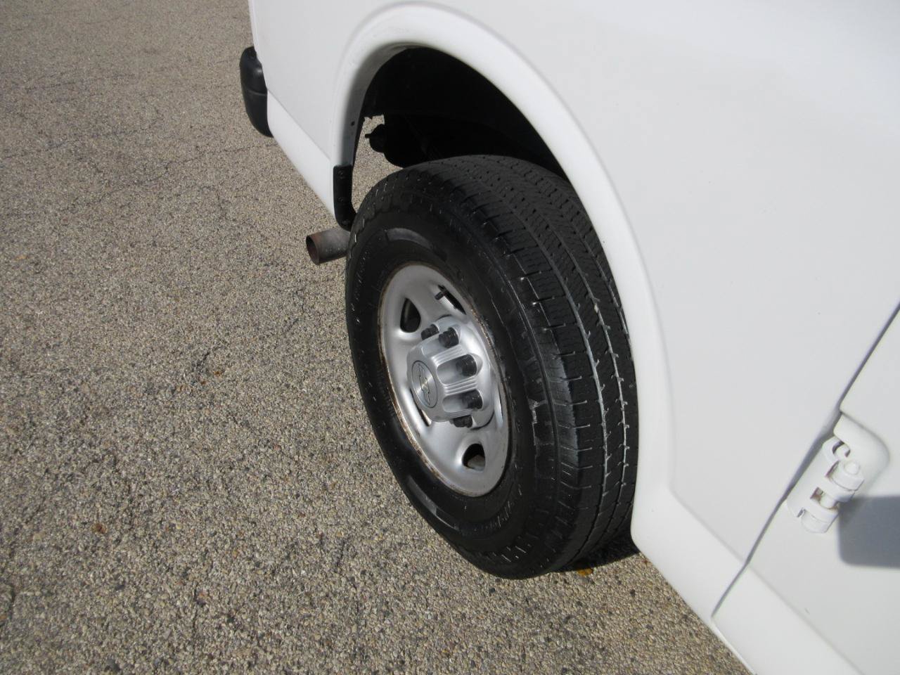 Used 2017 Chevrolet Express 3500 RWD image 18