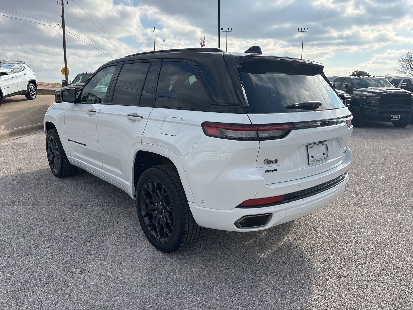 New 2025 Jeep Grand Cherokee Summit image 4