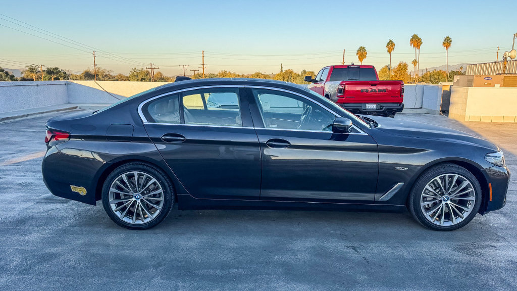 Used 2022 BMW 530e w/ Premium Package RWD image 13