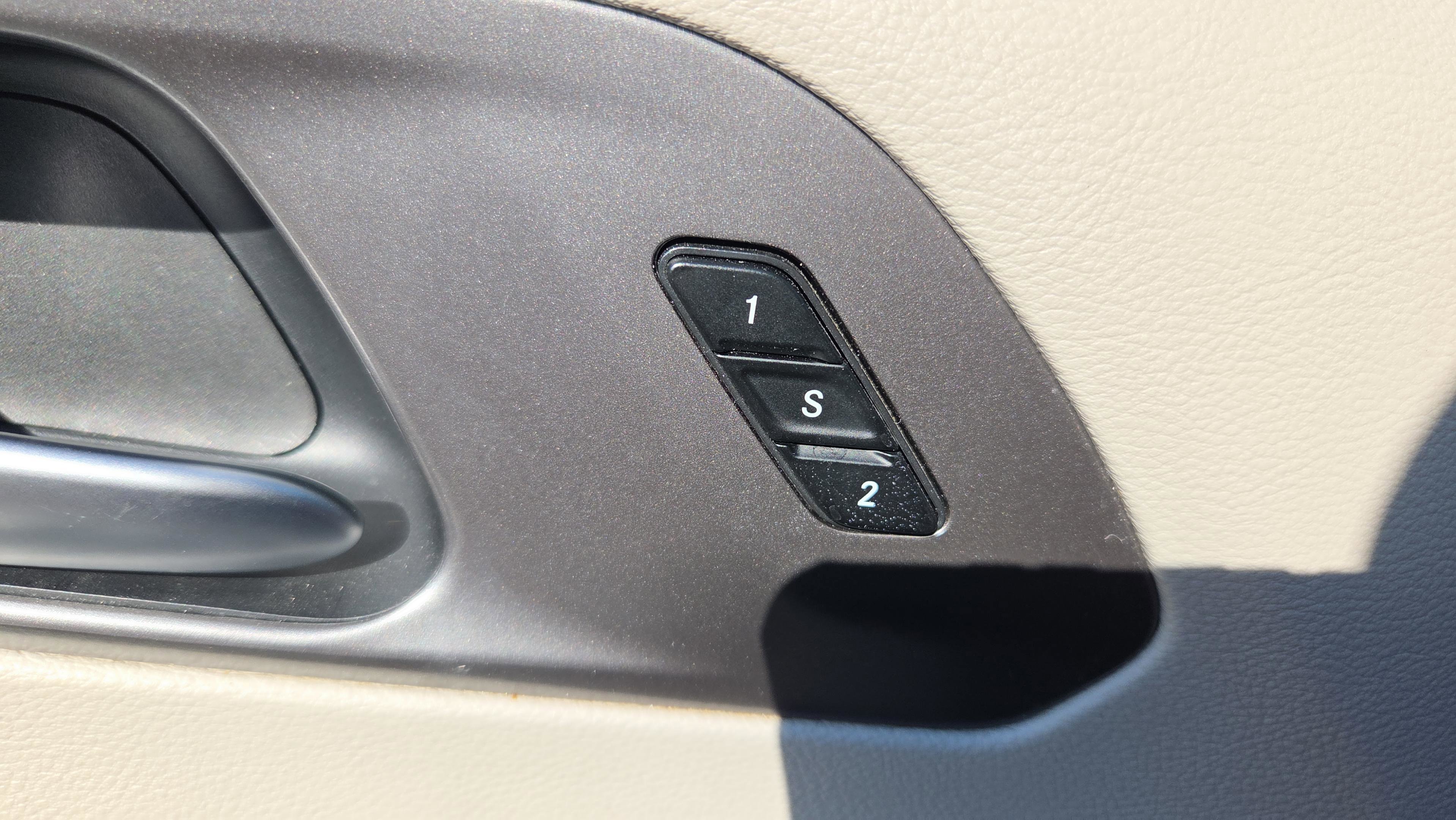 Used 2023 Chrysler Pacifica Touring-L FWD image 28